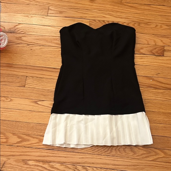 Musera Dresses & Skirts - Elegant Strapless Black and White Dress